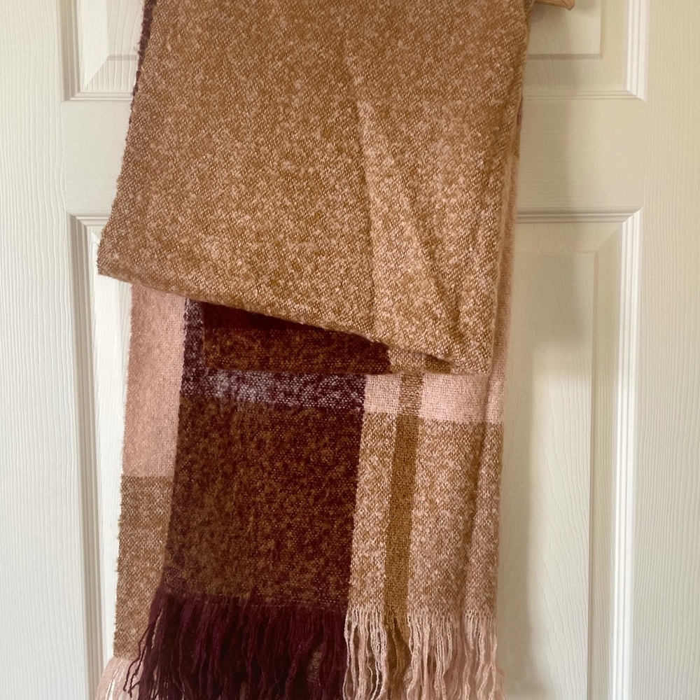 HM Scarf - Picture 3 of 6
